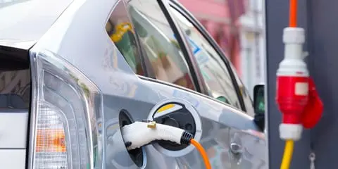 Foto eines Elektrofahrzeugs, das uber eine CEE-Steckdose aufgeladen wird