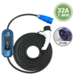 volvo-einphasen-cee-tragbares-ladegerat-32a-7kw-ceb Foto eines mobilen CEE-Ladekabels mit einem blauen 1-phasigen 32-A-7-kW-CEE-Stecker